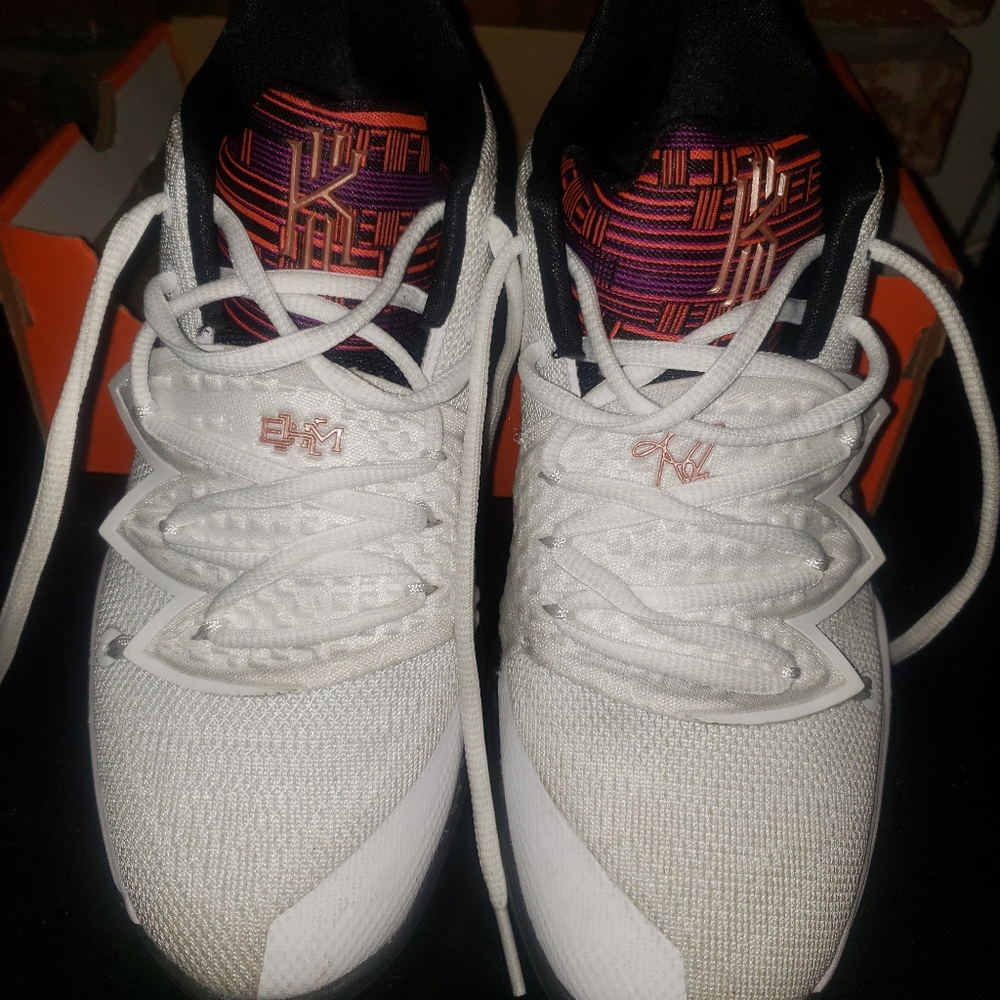 NIKE KYRIE 5 BHM (GS) -BOX NO LID- SZ: 5Y YTH #C